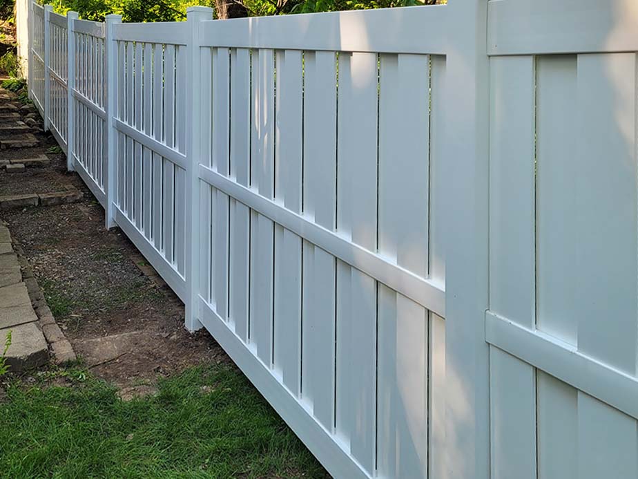 Round Lake Illinois vinyl privacy fencing